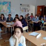 участники квеста смотрят видеоролик о Тюменской области