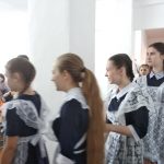 выход хорового коллектива на сцену
